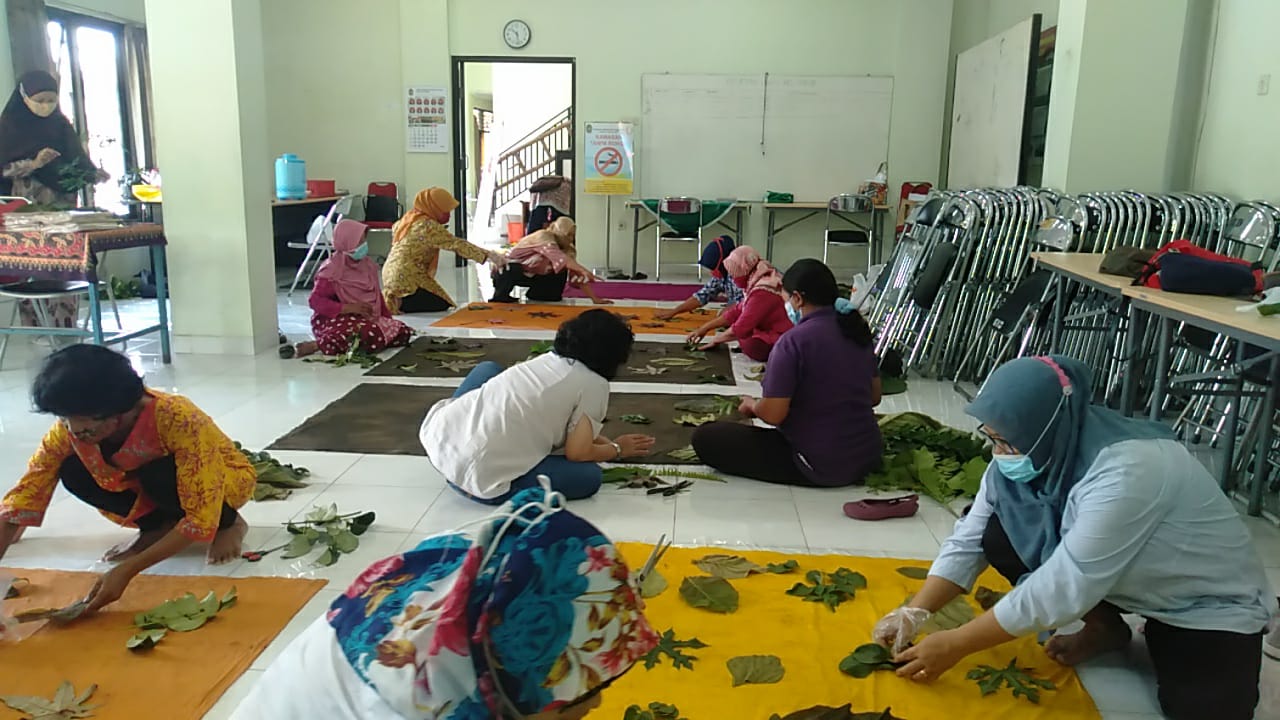 Pelatihan Ecoprint bagi Warga Kampung Kumendaman dan Anggota P2WKSS Kelurahan Suryodiningratan